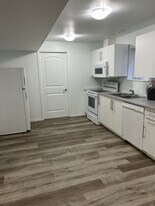 12521-12577 77 St NW in Edmonton, AB - Building Photo