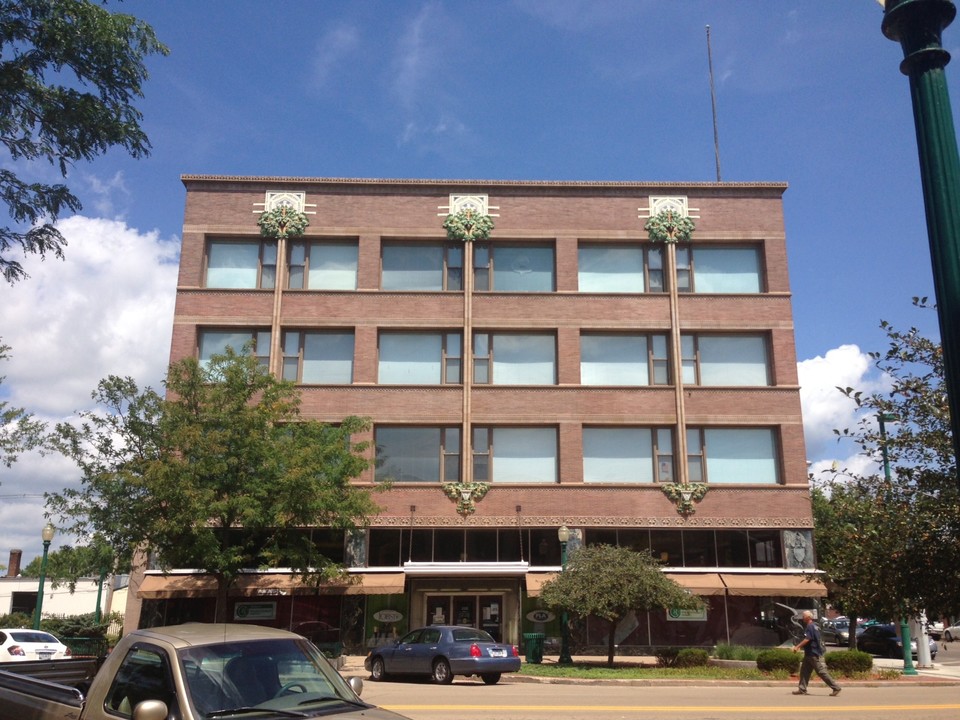 Van Allen Apartments in Clinton, IA - Building Photo