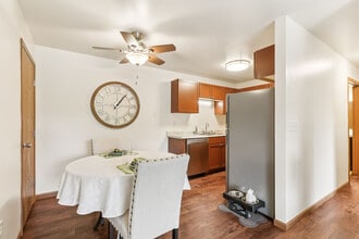 Woodfield Heights Apartments in Waukesha, WI - Foto de edificio - Building Photo