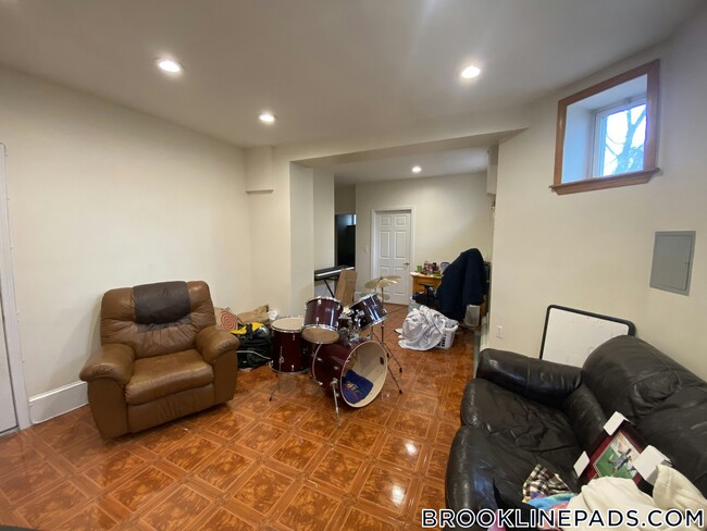 69 Babcock St in Brookline, MA - Building Photo - Building Photo