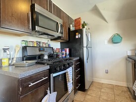 839 Parker St, Unit 2 Apartamentos