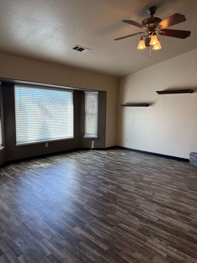 1925 Charade Way in Redding, CA - Building Photo - Building Photo