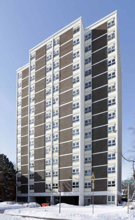 Brooke Towers in Ottawa, ON - Building Photo