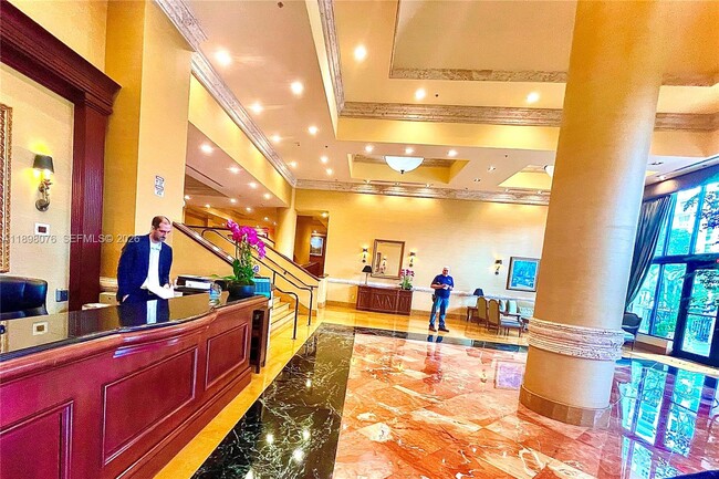 8390 SW 72nd Ave in Miami, FL - Foto de edificio - Building Photo