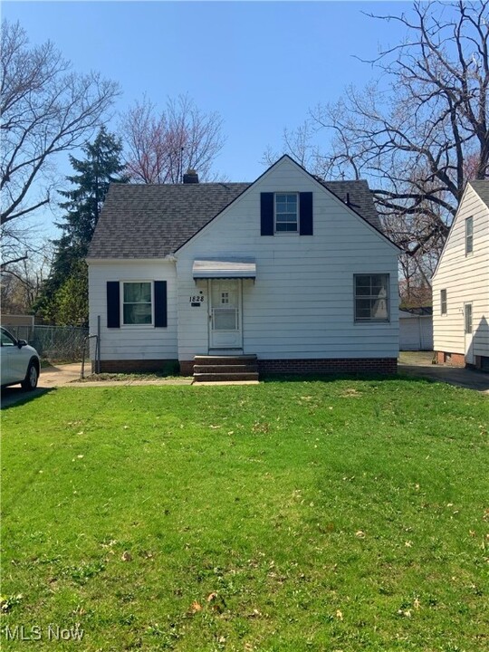 1828 S Green Rd in South Euclid, OH - Foto de edificio