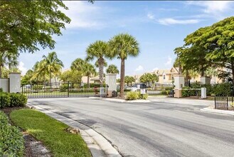 8361 Village Edge Cir, Unit 4 in Ft. Myers, FL - Building Photo - Building Photo