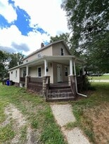 825 W Highland Ave in Ravenna, OH - Building Photo