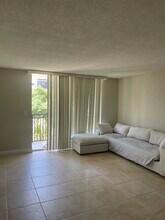 17105 N Bay Rd, Unit Beach place in Sunny Isles Beach, FL - Building Photo - Building Photo