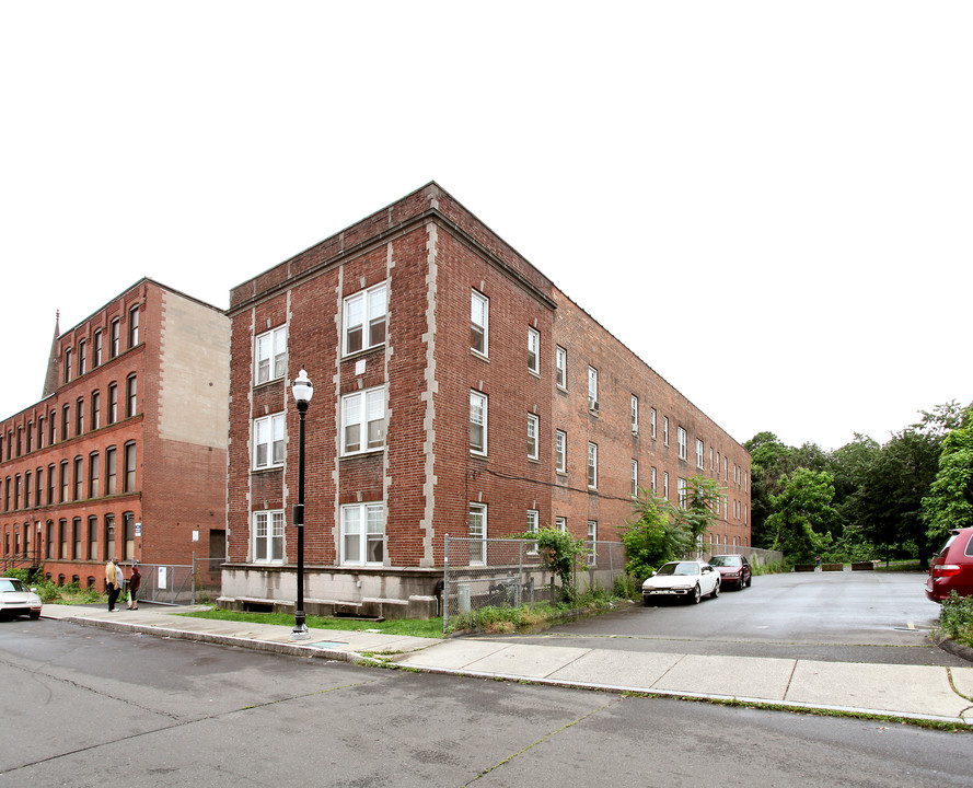 40 Walnut St in New Britain, CT - Building Photo