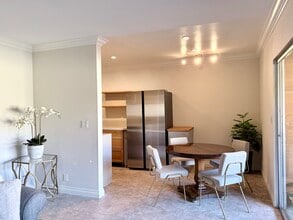 408 E Civic Center Dr, Unit 302 in Santa Ana, CA - Building Photo - Building Photo