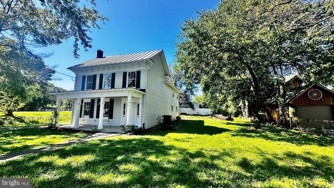 5241 Main St in Stephens City, VA - Foto de edificio - Building Photo