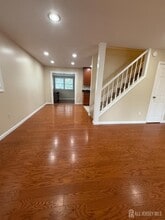 12 W Iselin Pkwy in Woodbridge Township, NJ - Building Photo - Building Photo