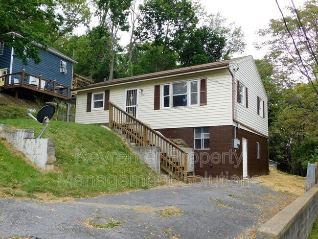 1008 Perry St in Staunton, VA - Building Photo - Building Photo