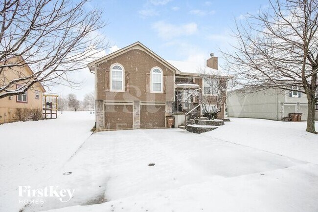 701 Corrington Dr in Raymore, MO - Building Photo - Building Photo