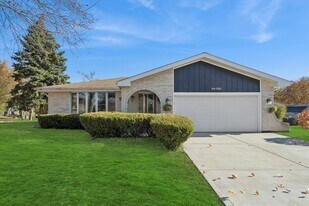 9S525 Allison Ct in Willowbrook, IL - Building Photo