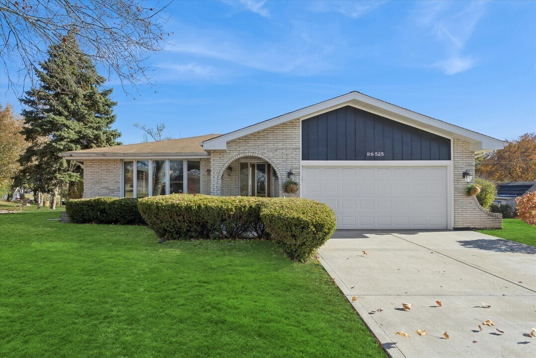 9S525 Allison Ct in Willowbrook, IL - Building Photo