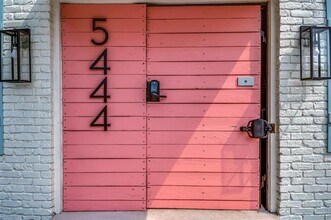 5444 Gaston Ave-Unit -202 in Dallas, TX - Building Photo - Building Photo