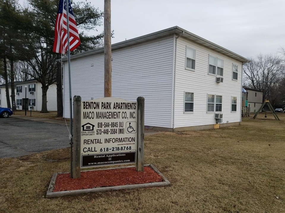 Benton Park Apartments in Benton, IL - Building Photo