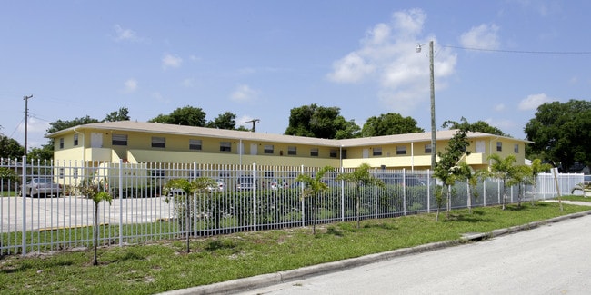 Emerald Apartments in Fort Pierce, FL - Foto de edificio - Building Photo