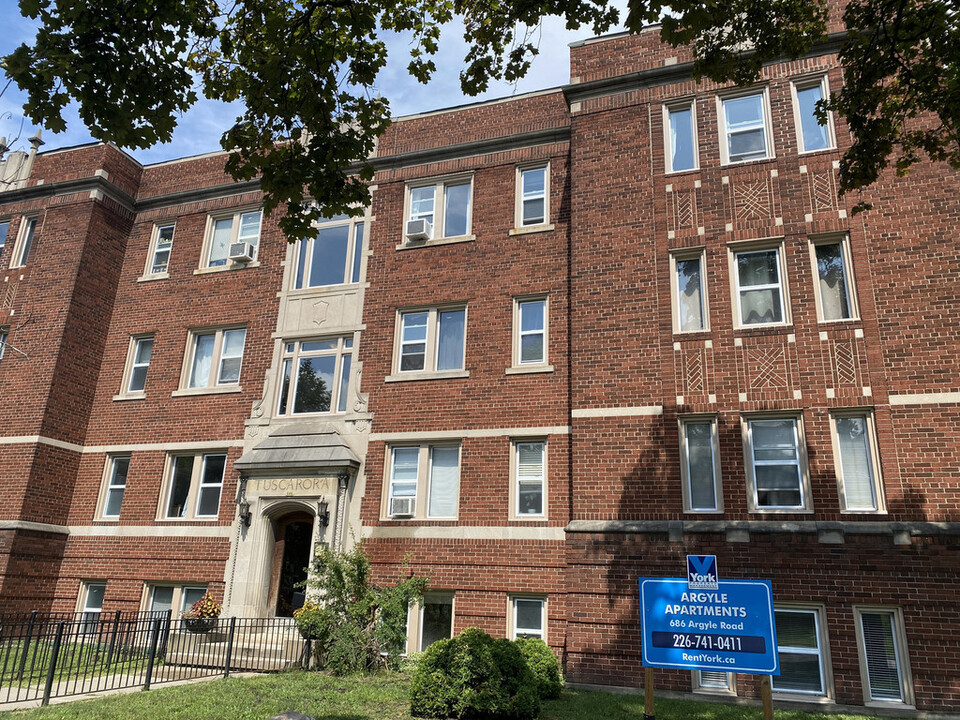 Argyle Place Apartments in Windsor, ON - Building Photo