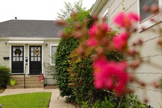 912 Oxmoor Rd in Homewood, AL - Building Photo - Building Photo