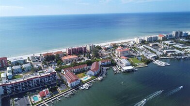 19201 Vista Ln in Indian Shores, FL - Building Photo - Building Photo