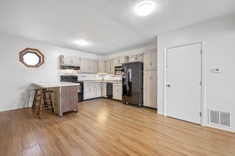 98 Linwood St in Uxbridge, MA - Foto de edificio - Building Photo