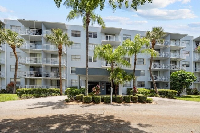 470 Executive Center Dr, Unit 0052 in West Palm Beach, FL - Building Photo - Building Photo