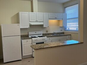 1746 W Estes Ave-Unit -205 in Chicago, IL - Building Photo - Building Photo