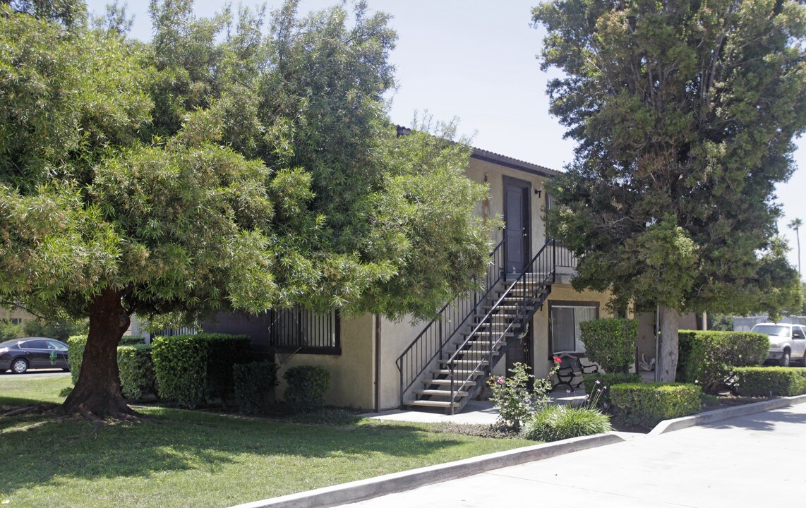17295 Orange Way in Fontana, CA - Foto de edificio
