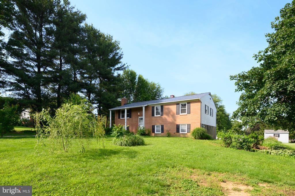 102 Roosevelt Rd in Eldersburg, MD - Building Photo