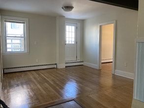 28 1/2 Grove St in Salem, MA - Building Photo - Building Photo