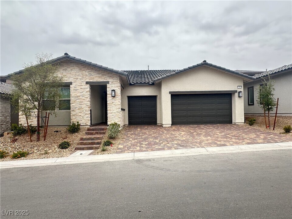 350 Tigullio Ave in Henderson, NV - Building Photo