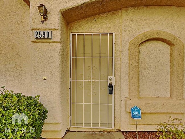 2590 Alias Smith Dr in Henderson, NV - Foto de edificio - Building Photo