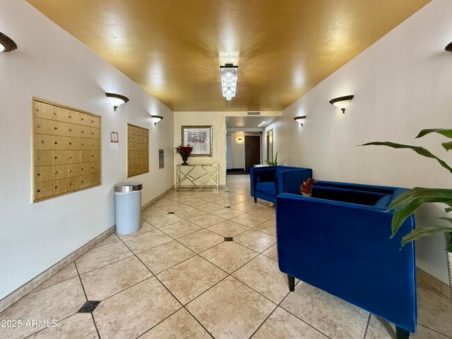 7930 E Camelback Rd in Scottsdale, AZ - Foto de edificio - Building Photo