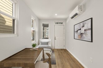 1428 A St SE, Unit Apt 3 in Washington, DC - Foto de edificio - Building Photo