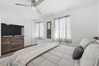 9829 Park Ln Ct in Dallas, TX - Foto de edificio - Building Photo