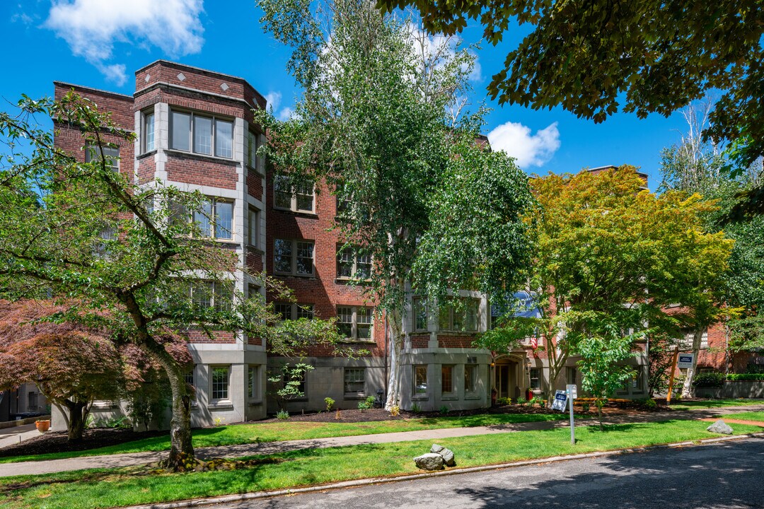 Highland Apartments in Seattle, WA - Building Photo