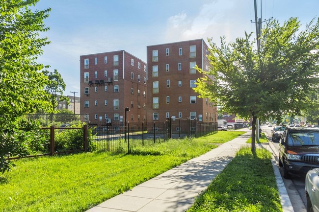 704 51st St NE in Washington, DC - Foto de edificio - Building Photo