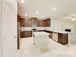 215 Saddlebrook Ln in Waxahachie, TX - Foto de edificio - Building Photo