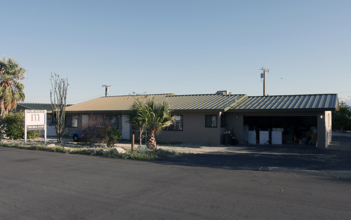 66563 5th St in Desert Hot Springs, CA - Foto de edificio