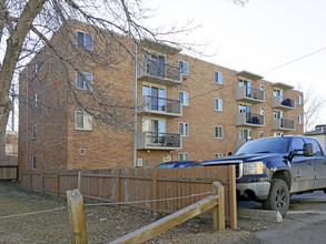 Sterling Manor in Calgary, AB - Building Photo - Building Photo