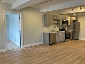59 Center St, Unit 101 in Biddeford, ME - Foto de edificio - Building Photo