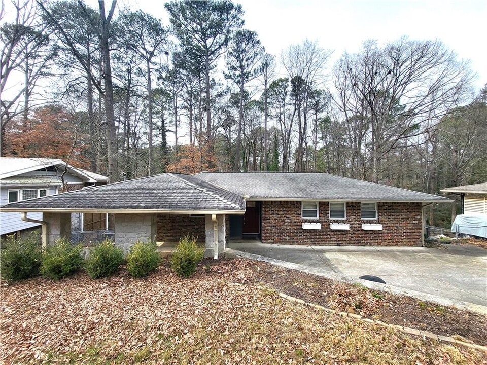 2237 Capehart Cir NE in Atlanta, GA - Building Photo