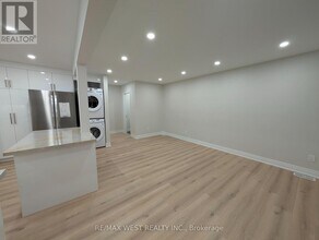 198 Cherrywood Dr in Newmarket, ON - Building Photo - Building Photo