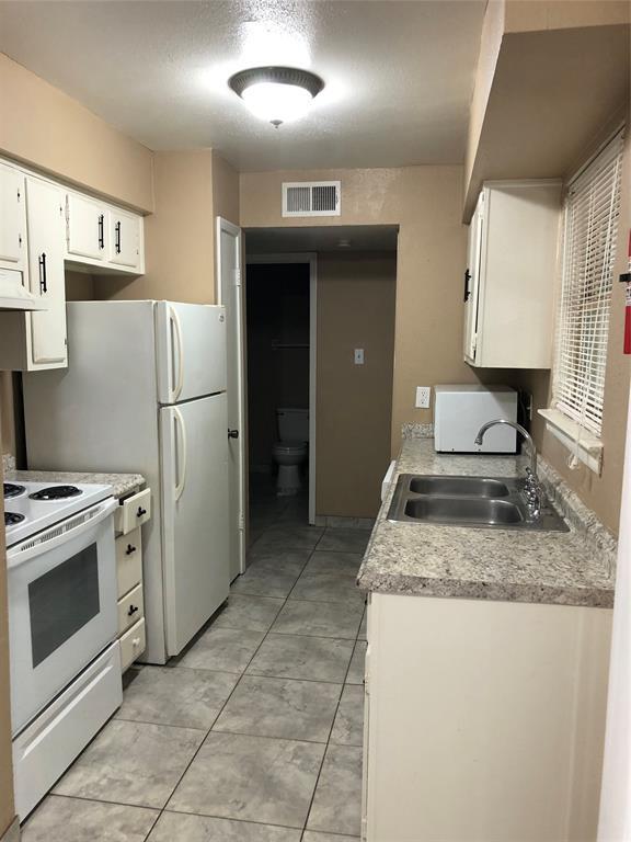 9616 Long Point Rd in Houston, TX - Building Photo - Building Photo