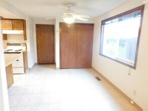 2142 Maplewood Dr S in Salem, OR - Building Photo - Building Photo