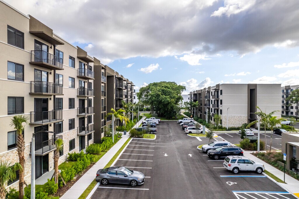 Resia Pine Ridge West Palm Beach, FL Apartments