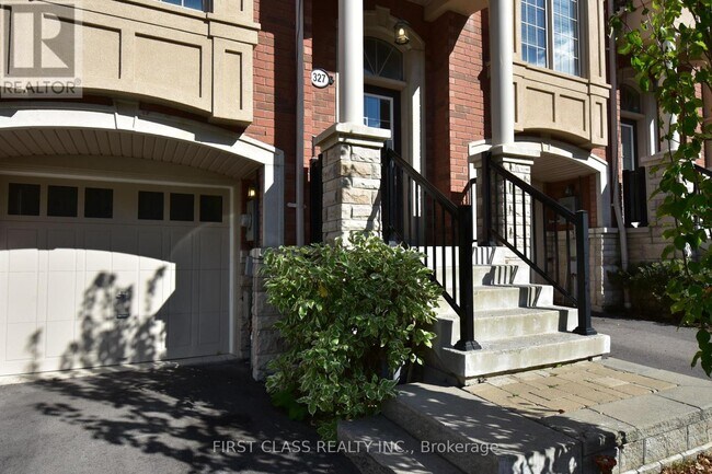327 Doak Ln in Newmarket, ON - Building Photo - Building Photo