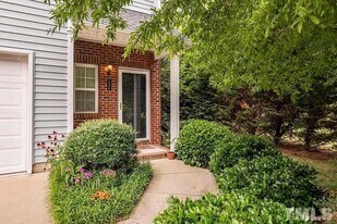 245 Plaza Dr in Chapel Hill, NC - Building Photo